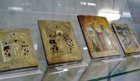 Среди выставленных икон – литые, печатные на металле и эмалевые. Фото автора