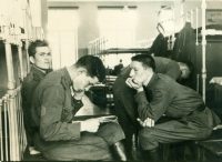 Свежий номер «СЧ» Владимир Кузьмин читал вместе с земляками-сослуживцами. Фото из личного архива.