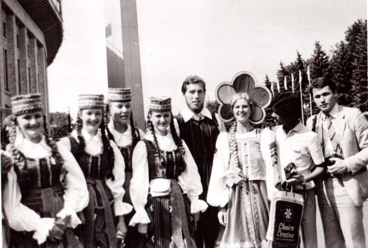 По Москве в те дни  ходили девушки в костюмах талисмана фестиваля — Катюши. Каждый старался с ними сфотографироваться, вспоминает Вадим Мальцев.
