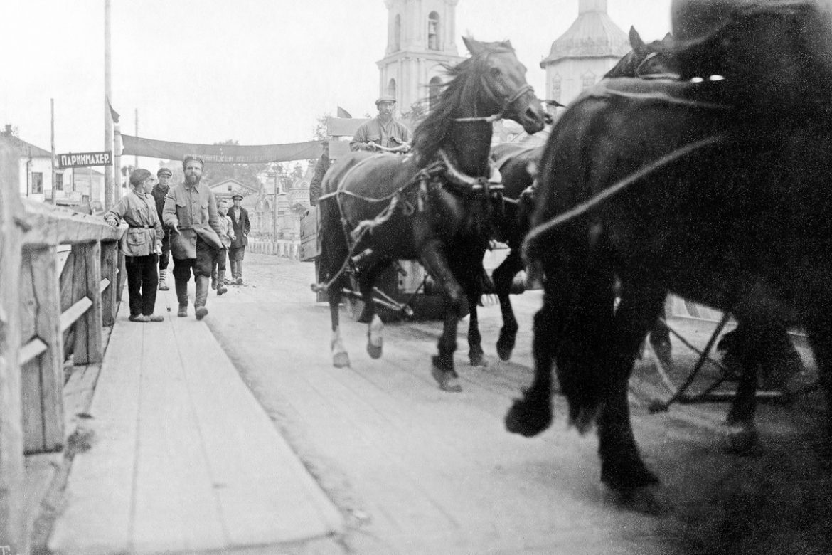 На главном городском мосту. Чебоксары, 1920-е — Советская Чувашия