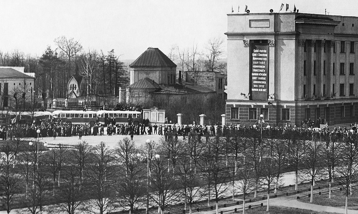 Первомайская демонстрация на Советской площади. 1959 год — Советская Чувашия