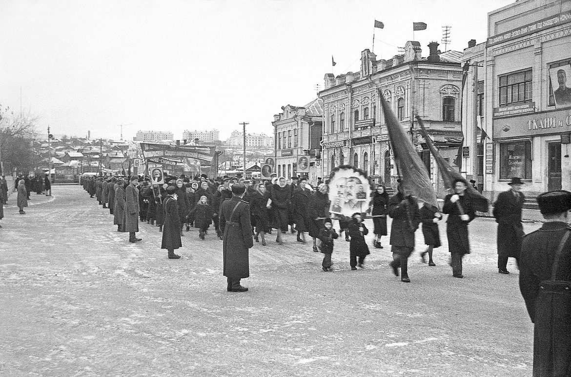 Октябрьская демонстрация на Красной площади. Чебоксары, 1955 год —  Советская Чувашия