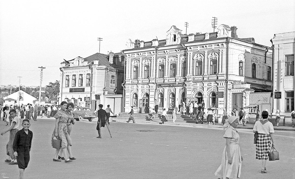 Октябрьская демонстрация на Красной площади. Чебоксары, 1955 год