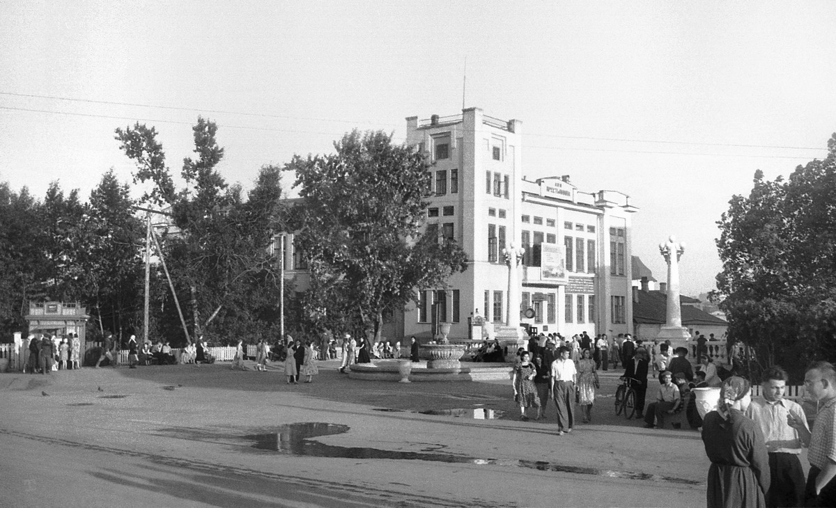 Кинотеатр «Родина» и Дом колхозника. Чебоксары, середина 1950-х — Советская  Чувашия