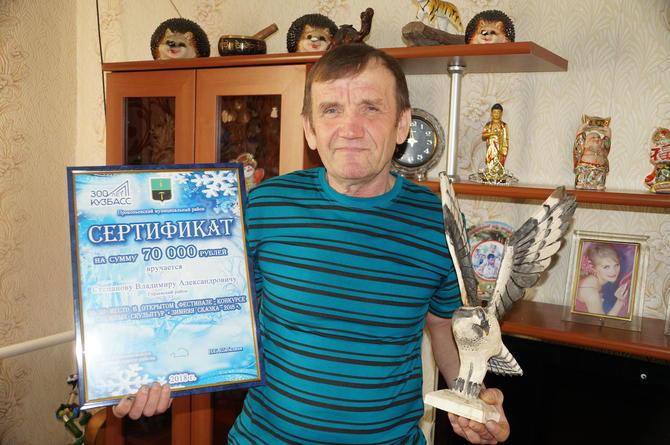 Житель Кузбасса создал снежную копию Родины-матери