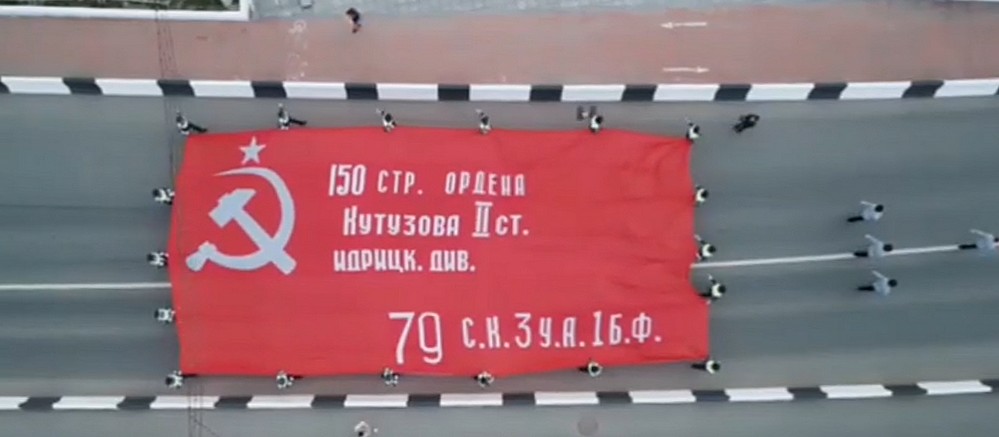 Видео шествия сотрудников Госавтоинспекции Чувашии со Знаменем Победы облетело всю страну
