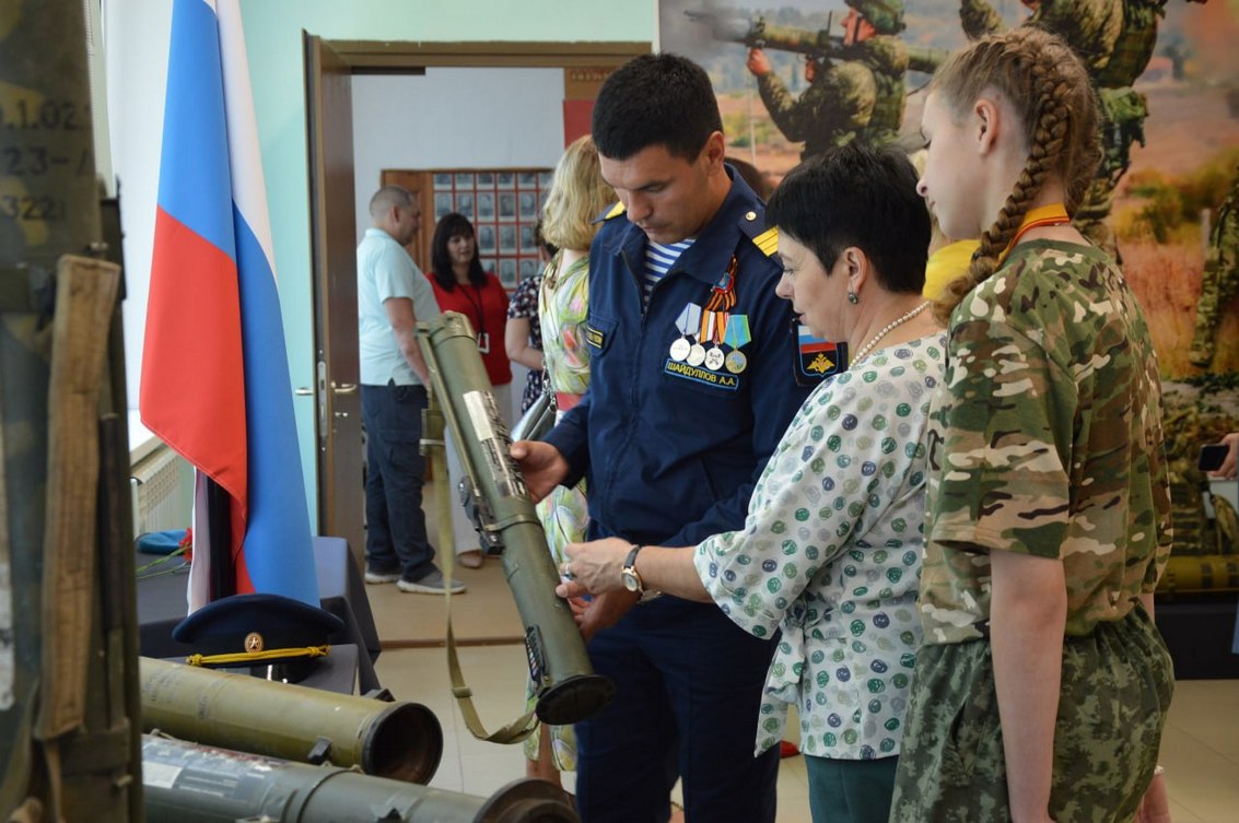 В Алатырской школе № 2 открылась выставка «СИЛА V ПРАВДЕ! РОССИЯ ZA НАМИ!»  — Советская Чувашия