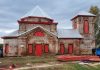 Старинную церковь укрыли от ветра и осадков